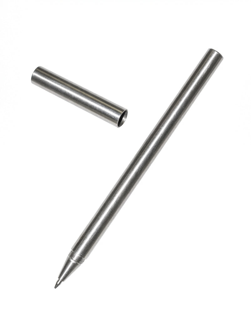 Stålkuglepen fra A Pen Company på hvid baggrund – minimalistisk designkuglepen.