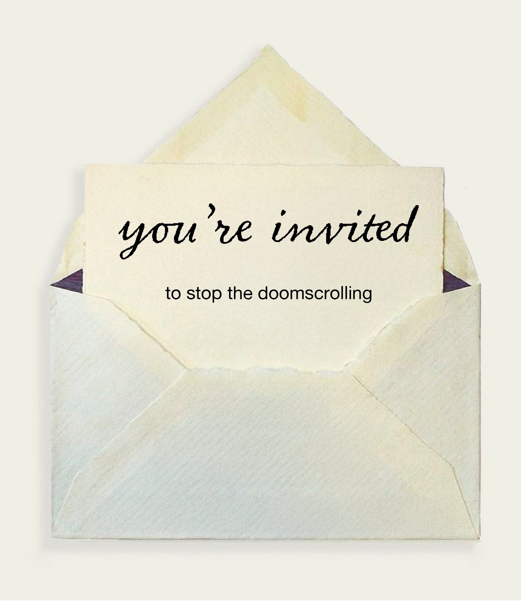 Minimalistisk stålkuglepen med aftageligt låg placeret på mørk jord, set ovenfra.